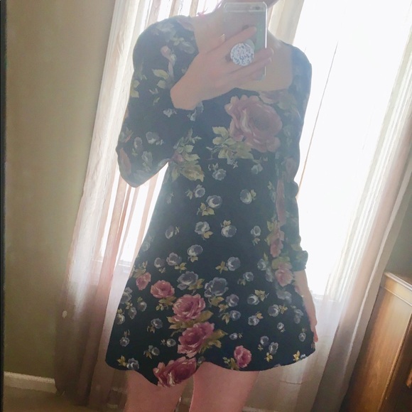 Open back long sleeve floral dress - Picture 3 of 7